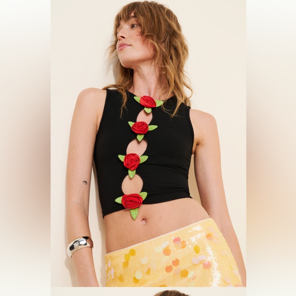 Three Hole Punch Roses Rib Tank